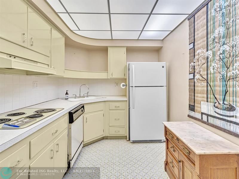 Fully functional vintage kitchen!