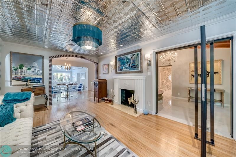 Tastefully decorated family room/ reading room