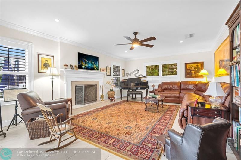 LARGE FAMILY ROOM FOR ENTERTAINING