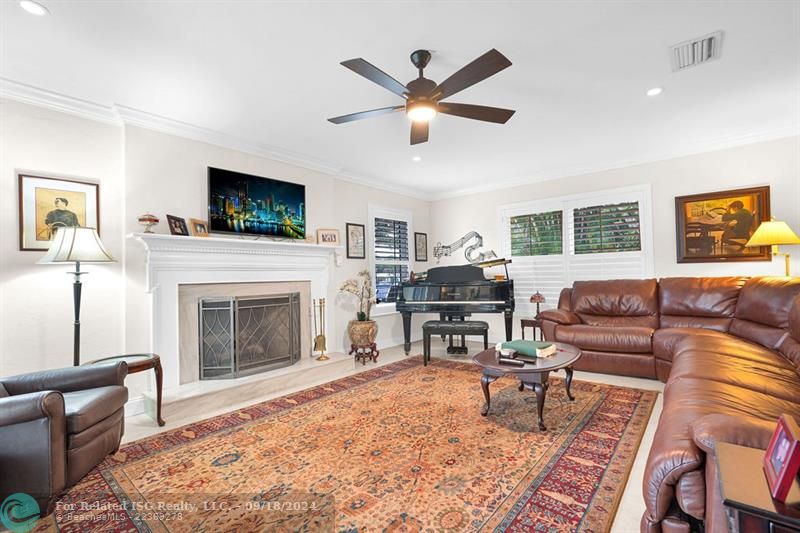 FAMILY ROOM WITH CROWN MOLDING & RECESSED LIGHTING