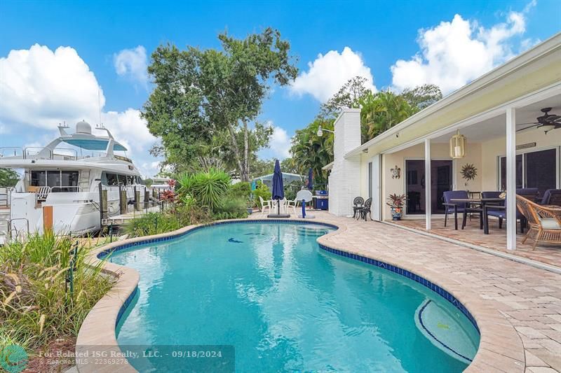 BEAUTIFUL HEATED SALTWATER POOL