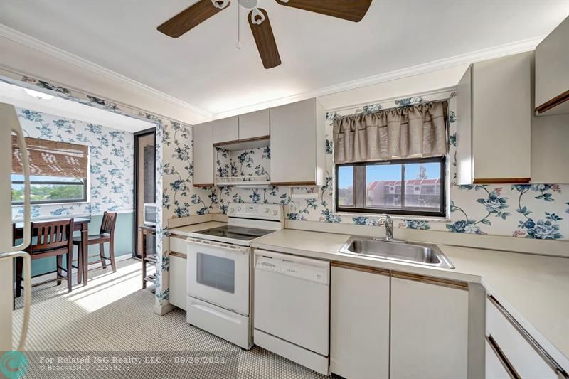 DINING ROOM AND KITCHENETTE AREA