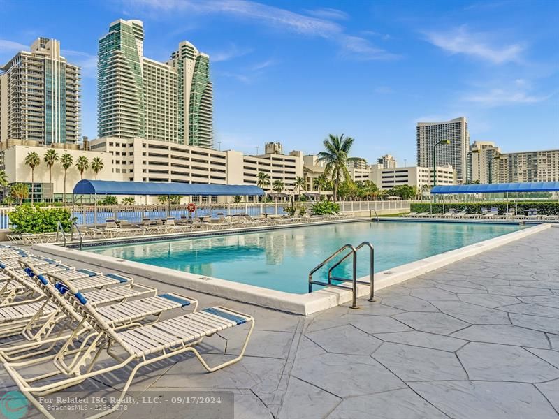 WATERFRONT RESORT STYLE POOL