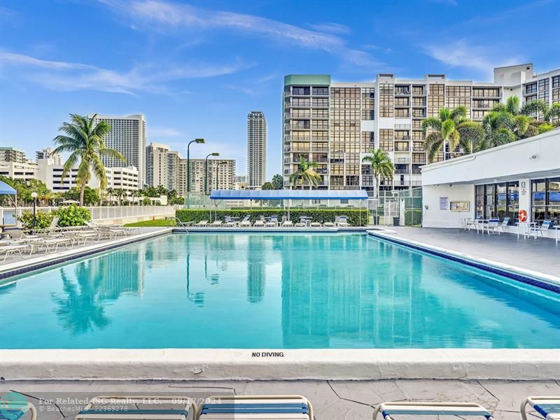 WATERFRONT RESORT STYLE POOL