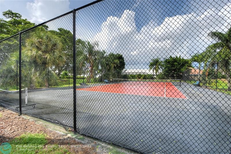 Tennis court that converts to two pickleball courts