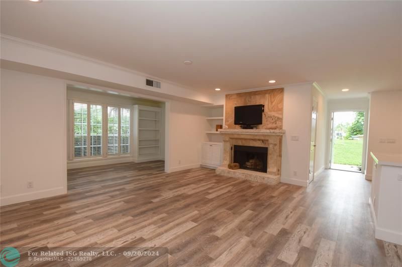 Spacious livingroom with a real wood burning fireplace with coral mantel