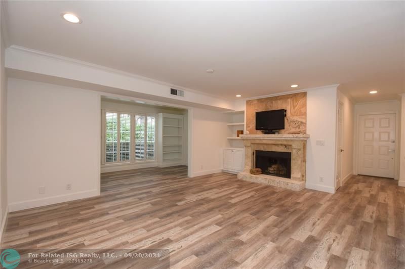 Spacious livingroom with a real wood burning fireplace with coral mantel