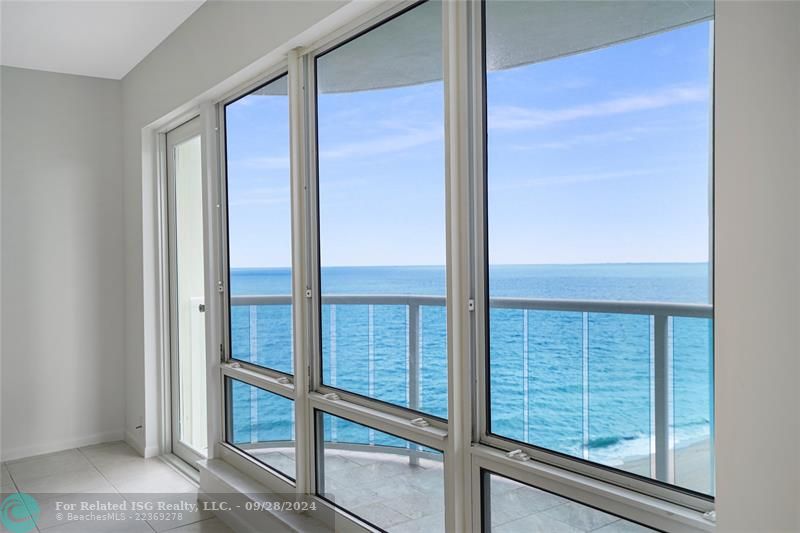 This bright and sunny apartment is on the 11th floor, so you have eye level views of the ocean as soon as you enter. The door leads out to the balcony.