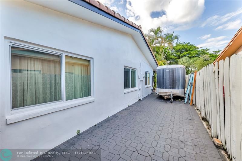 East side of the house has lot of space and is easy to access through the front gate.