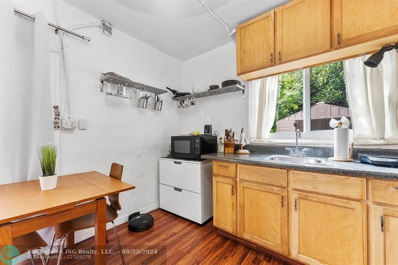 Downstairs studio efficiency kitchen