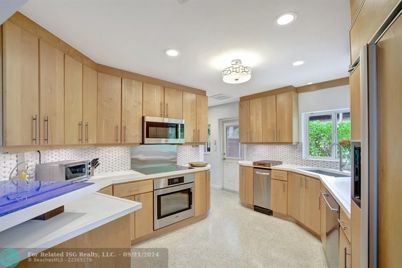 Bright, elegant kitchen