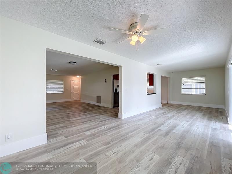 BRIGHT FAMILY ROOM