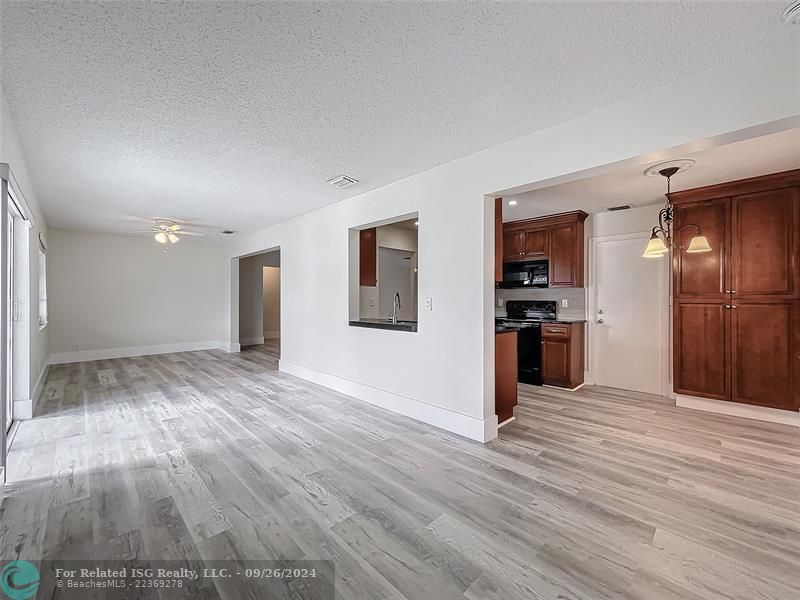 FAMILY ROOM WITH EAT IN KITCHEN ACCESS