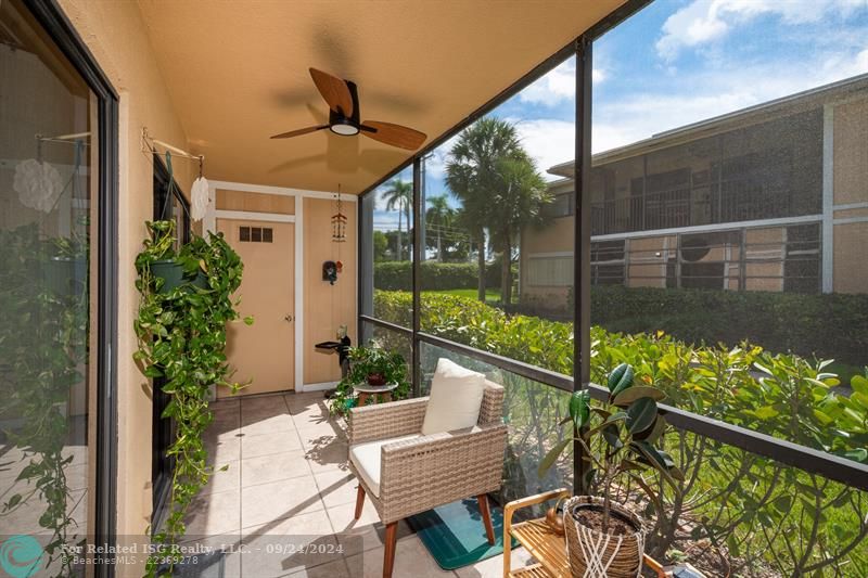 screened patio where the washer/dryer is located