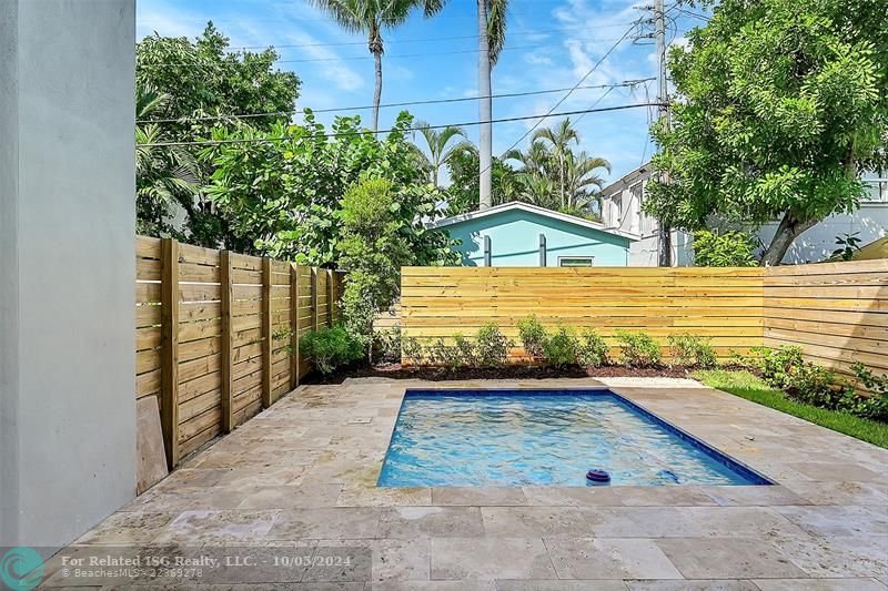 Beautiful back yard with your own dip pool. 809-2