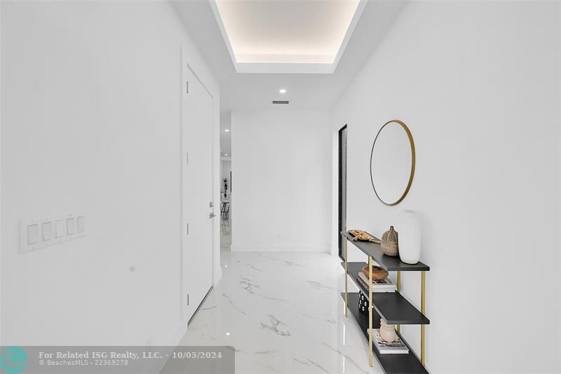 Nice entrance way with plenty of natural light and check out the ceiling.     809-2