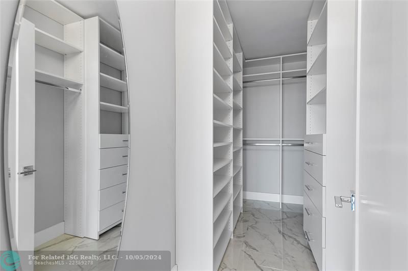 Walk-in closet (primary)