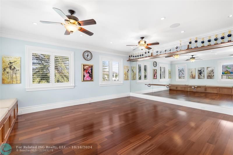 Expansive bedroom currently being used as a dance studio