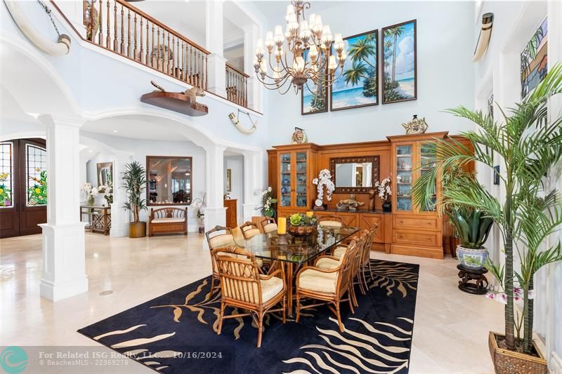 Formal Dining w/ High Ceilings