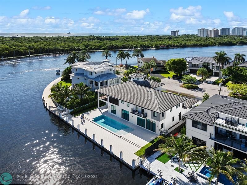 Beautiful Intracoastal and Birch State Park Views.