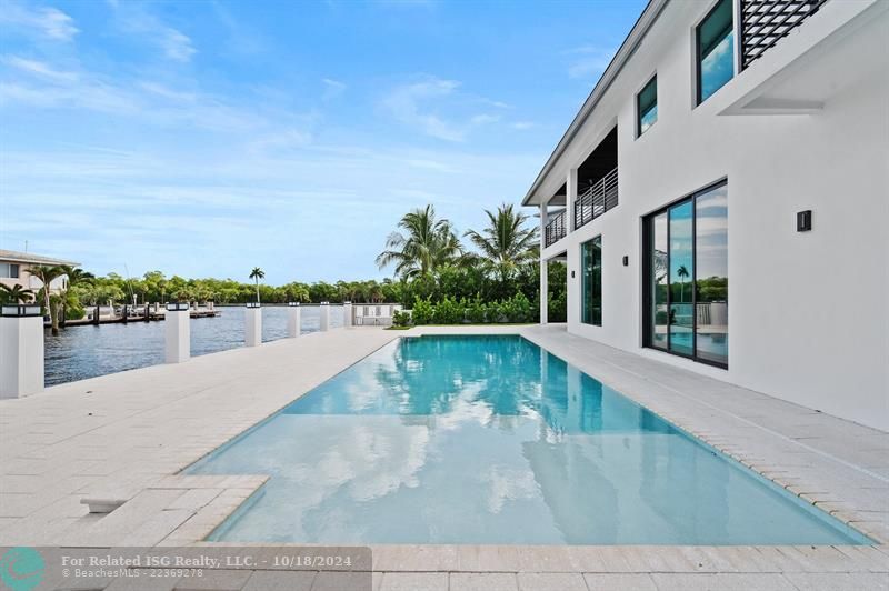 New oversized pool with sun shelf