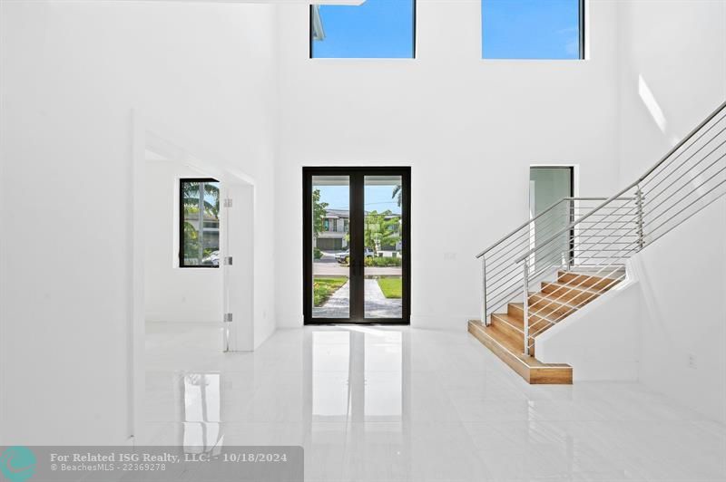 Beautiful 2 story foyer