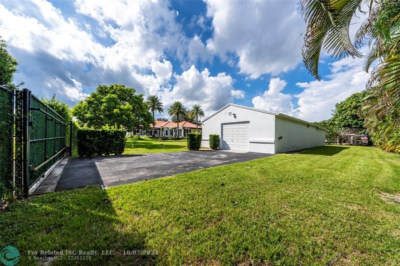 Large backyard & workshop/detached garage