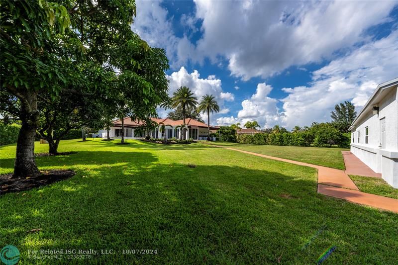 Large backyard & workshop/detached garage