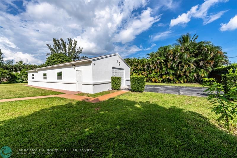 Large backyard & workshop/detached garage