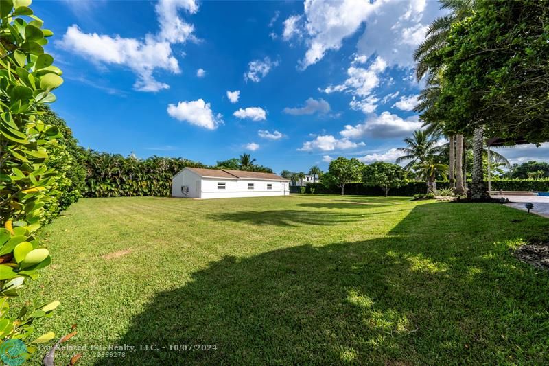 Large backyard & workshop/detached garage