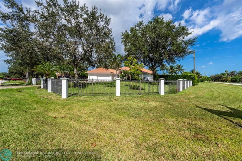 Large backyard & workshop/detached garage