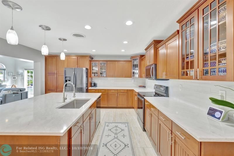 Kitchen with large island