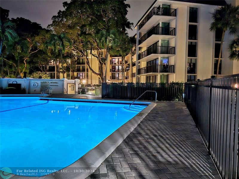 3 heated pools w / BBQ grills