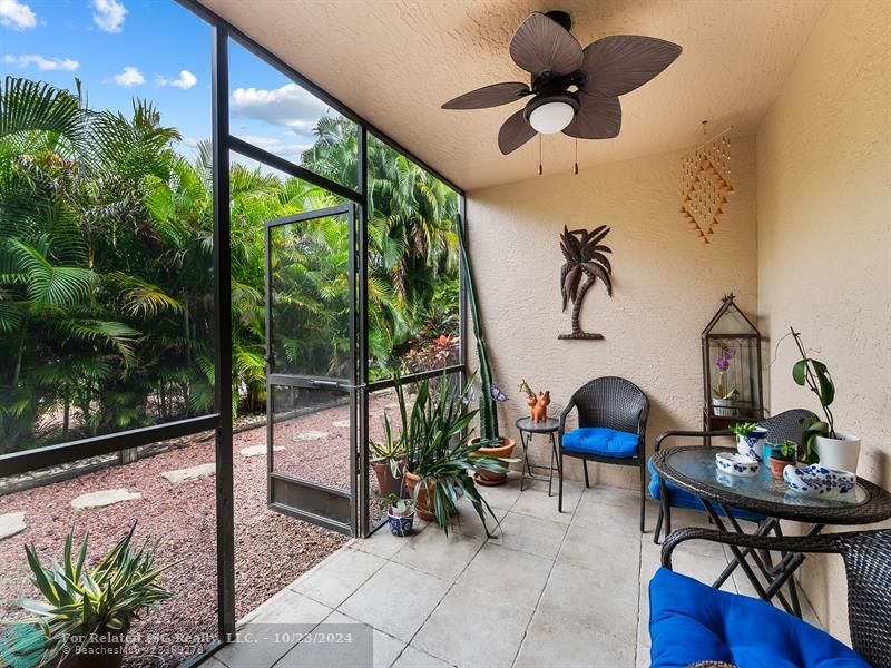 Screened in Patio Off Kitchen