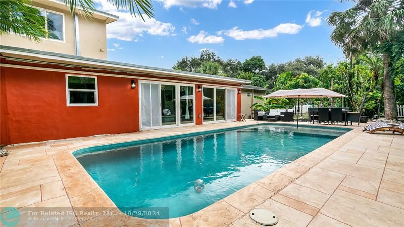 drinks under the pool shade?