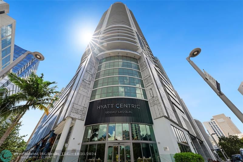 Welcome Home to 100 Las Olas Condos, a statement on Las Olas Blvd! Harborwood Restaurant & Bar right downstairs in your lobby. Plus, Eddie V's in the same building!