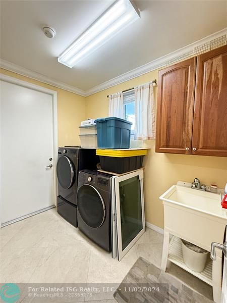 LaUNDRY Room with a wash basin