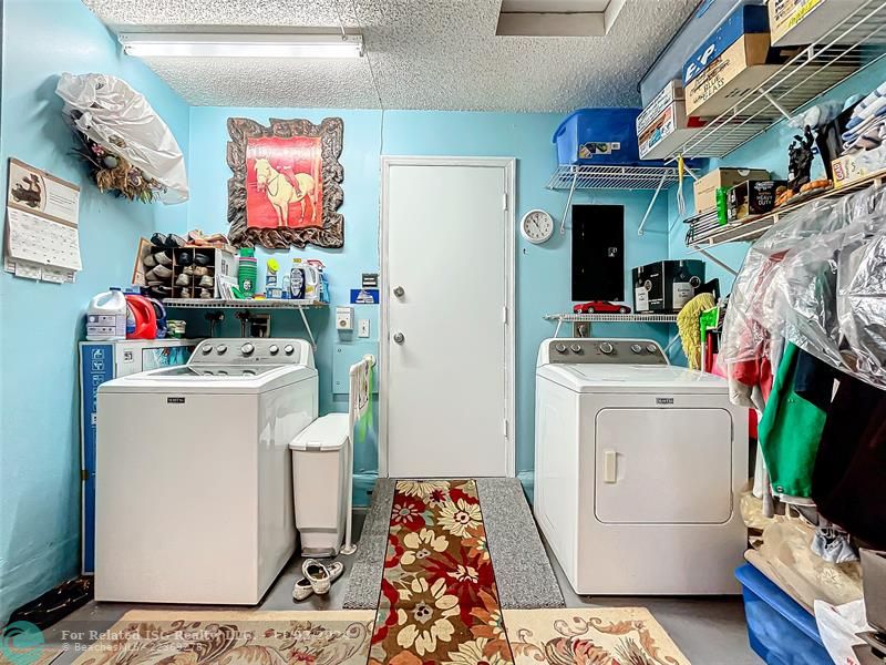 FULL SIZE WASHER/DRYER IN GARAGE