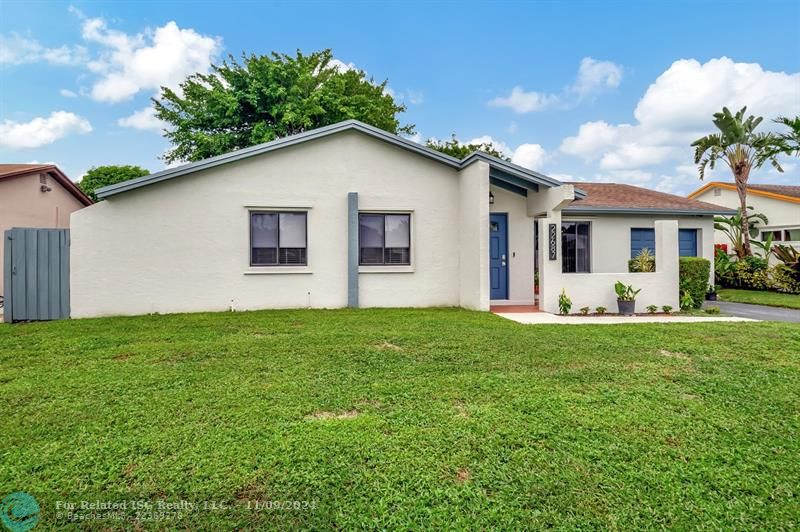 Large sport and basketball court for tons of family fun