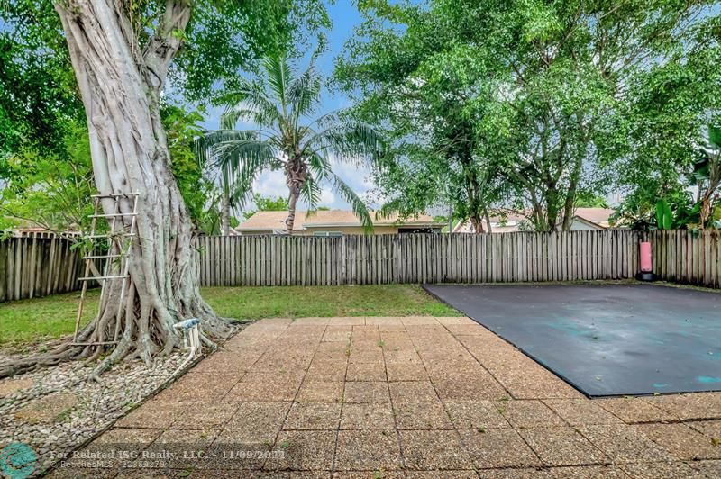 Large sport and basketball court for tons of family fun