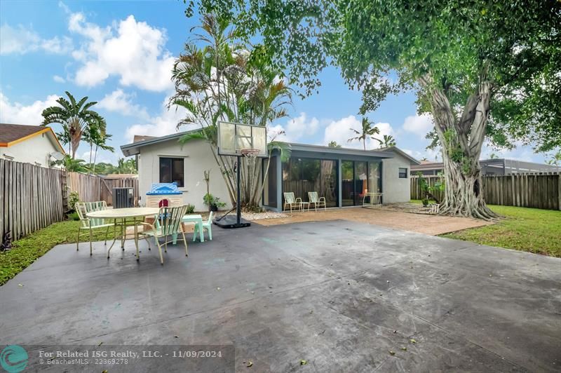 Large sport and basketball court for tons of family fun