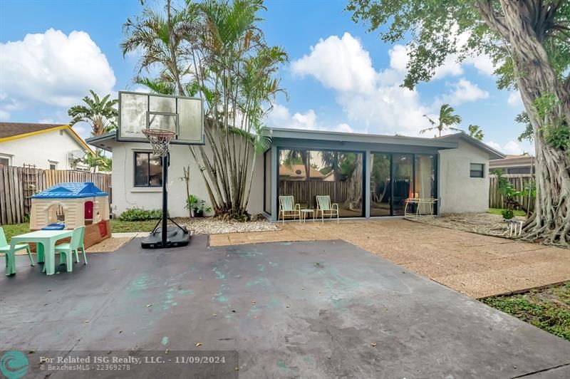 Large sport and basketball court for tons of family fun