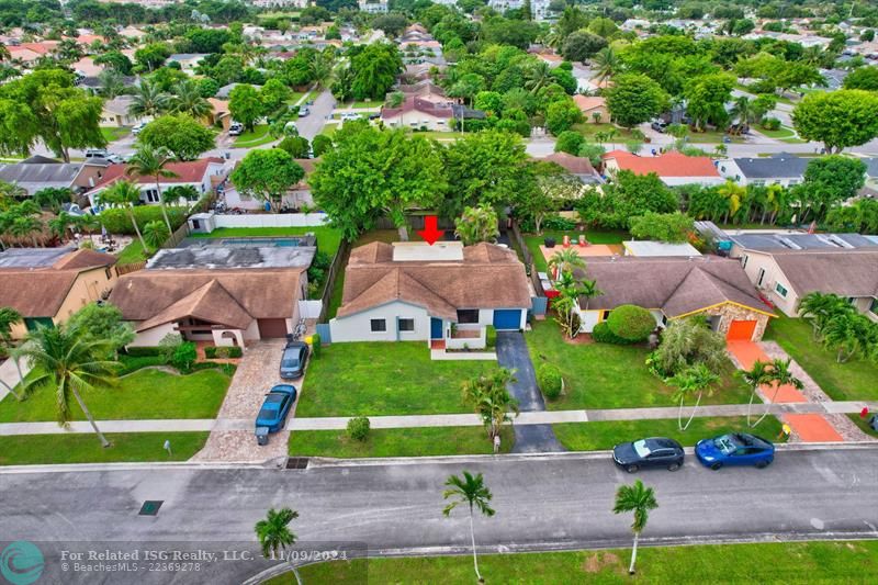 Large sport and basketball court for tons of family fun