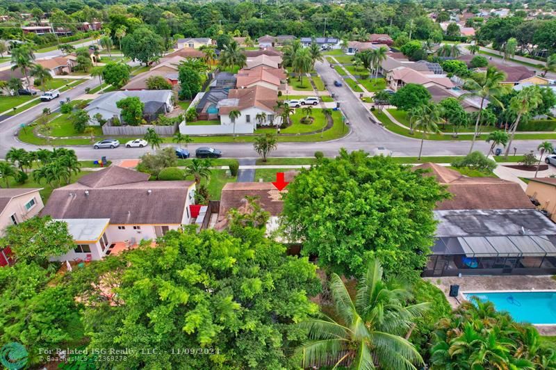 Large sport and basketball court for tons of family fun