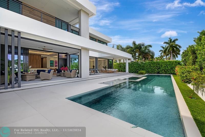 Expansive Covered Dining Terrace with Electronic Shades