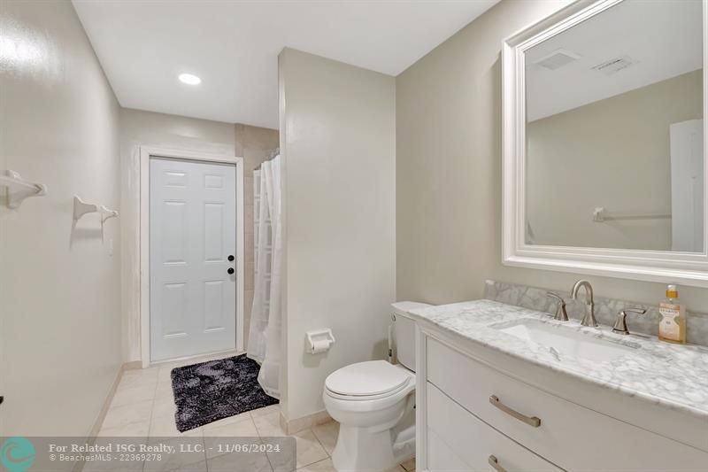 Second Bathroom (Tub)