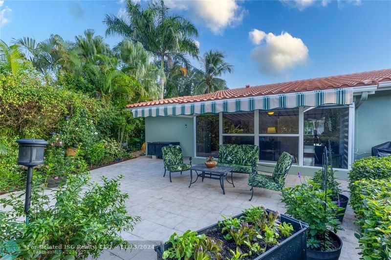 Backyard - oh so quaint! with covered retractable awning