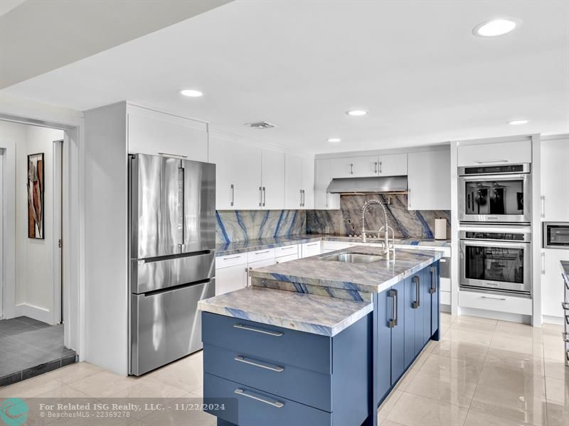 CUSTOM KITCHEN WITH GRANITE COUNTER TOPS & BACKSPLASH