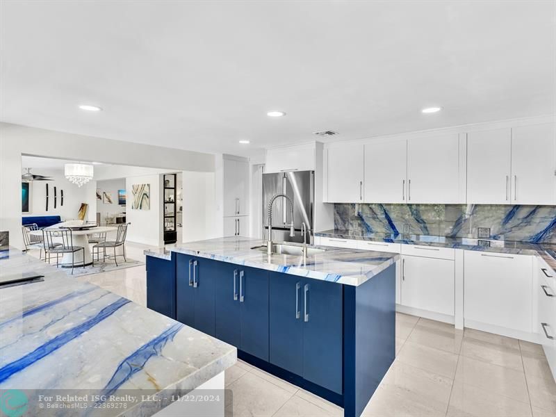 CUSTOM KITCHEN WITH GRANITE COUNTER TOPS & BACKSPLASH