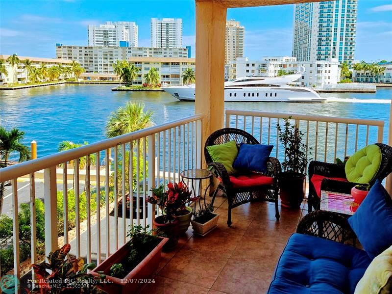 A magnificent view on the Intracoastal from your balcony!